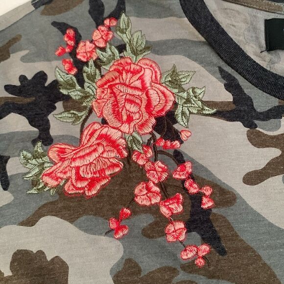 PAC Sun Camouflage Short Sleeve Roses Appliqué T-Shirt Women’s Size M - Picture 6 of 8
